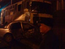 В центре Красноярска автобус и легковушка впечатались в стену дома
