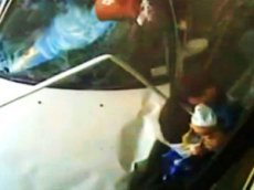 Австралиец заслонил сынишку от выскочившей на тротуар машины