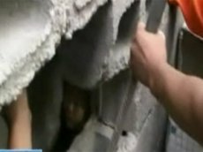 В Китае мальчик, выпав из окна, застрял между домами