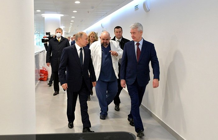 Путин и Собянин приехали в Коммунарку и встретились с Денисом Проценко
