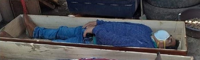 Пьяный мэр в Перу притворился мертвым в гробу