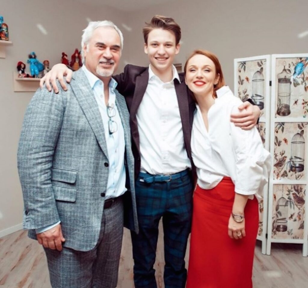 Меладзе с Джанабаевой и старшим сыном