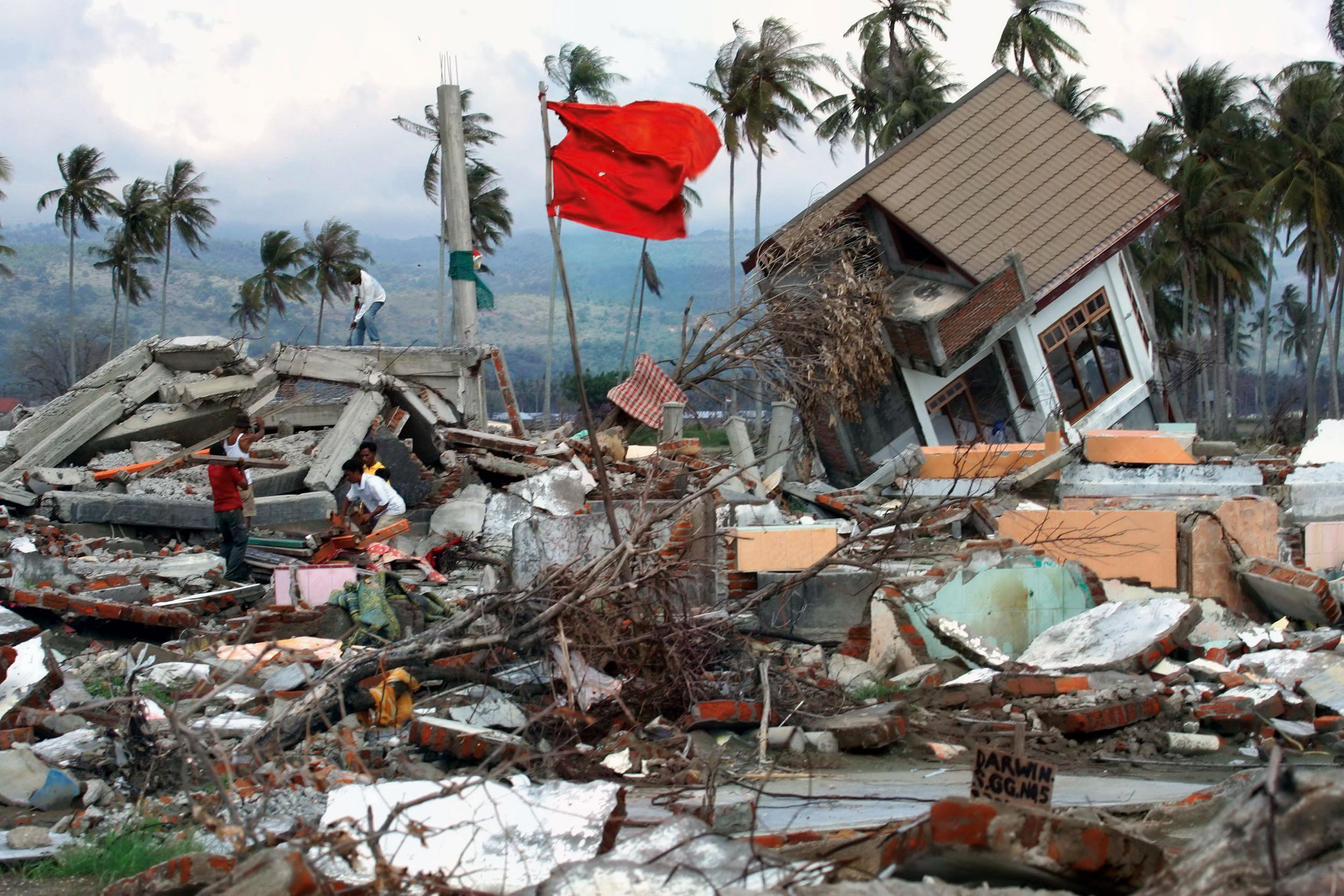 Жертвы цунами в индонезии