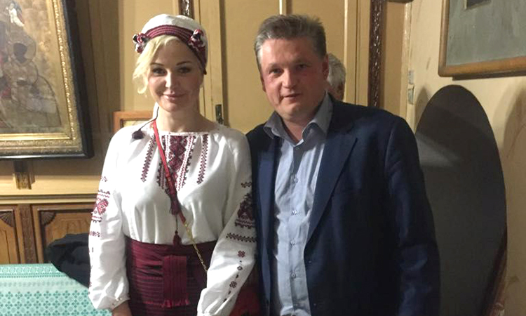 Максакова, надев вышиванку, спела в хоре главного раскольничьего собора постмайданной Украины