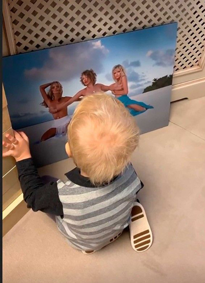 Собчак заставила 3-летнего сына смотреть на голое фото себя и подруг