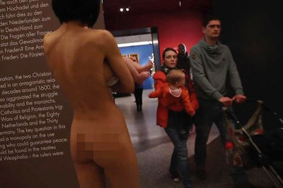 Обнаженная художница шокировала посетителей немецкого музея. ФОТО