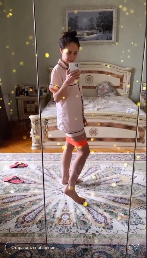Резиночка – мой друг: Юрьева из Уральских пельменей раздвинула ноги на видео из спальни