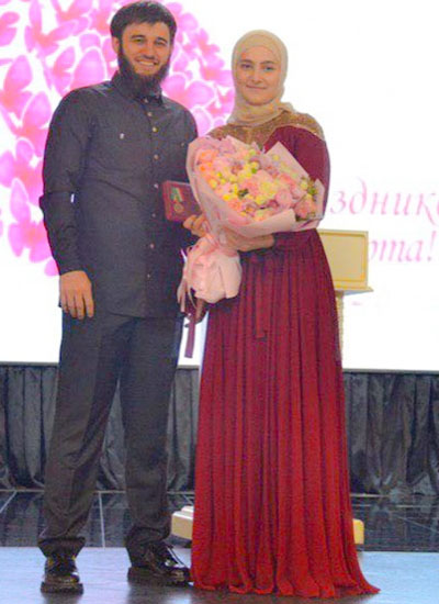 Кадыров выдал дочери медаль за заслуги перед Чечней