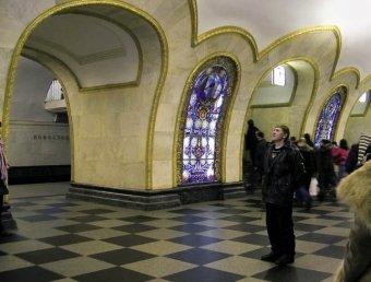 В столичном метро неизвестные распылили опасный газ