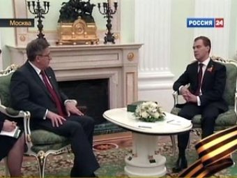 Медведев передал Польше 67 томов катынского дела