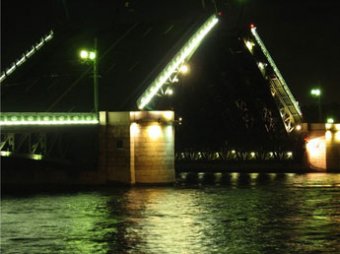 В Петербурге теплоход врезался в мост