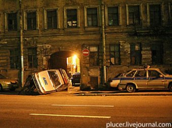 В Питере художники-вандалы устроили "Дворцовый переворот" с милицейскими машинами