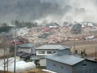 Новые ужасающие кадры цунами, снятые 11 марта, потрясли мир