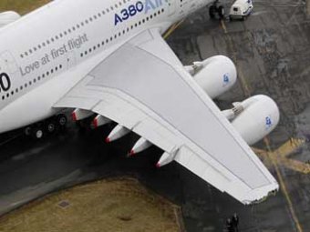 Airbus 380 на авиасалоне в Ле Бурже въехал в стену аэропорта