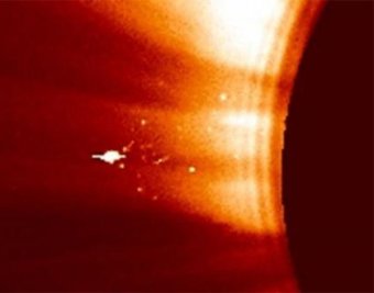 Астрономы разглядели возле Солнца гигантские НЛО