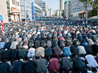 Десятки тысяч мусульман перекрыли центральные улицы Москвы