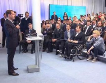 Медведев пообещал разогнать правительство Путина
