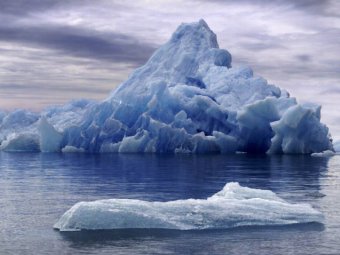 В Гренландии от ледника откололся гигантский айсберг