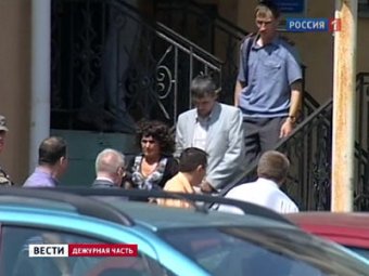 В Казани пенсионерка с пистолетом и "бомбой" взяла в заложники коллектив нотариальной конторы
