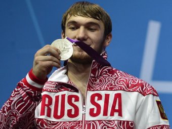 Российский штангист проиграл поляку "золото" Игр из-за куриного супа