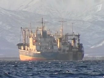 В Охотском море затонуло судно-рефрижератор