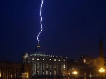 После отречения Папы Римского в собор Святого Петра ударила молния