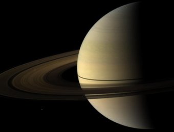 Астрономы обнаружили на Сатурне ураган-гигант, захвативший в кольцо всю планету