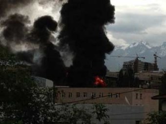 Страшный пожар в центре Алма-Аты: бензовоз врезался в магазин и взорвался