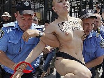 Активистки Фемен показывают свои обнаженные тела
