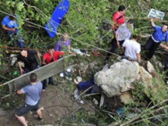 В Черногории автобус с туристами упал с моста: погибли 16 человек