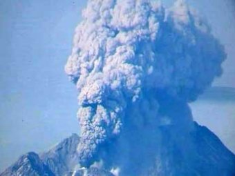 Самый северный вулкан Камчатки выбросил пепел на 8 км и угрожает авиации