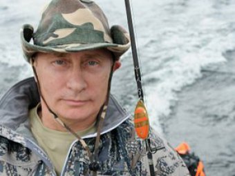 Путин поймал и поцеловал 21-килограммовую щуку на рыбалке в Туве