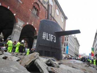 Огромная русская подлодка «всплыла» из-под асфальта в центре Милана