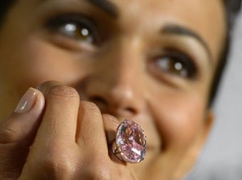 В Женеве за рекордные  млн с молотка ушел бриллиант "Розовая звезда"