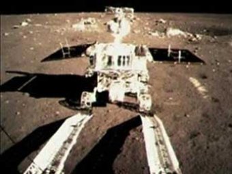 Китайский луноход "Нефритовый заяц" прислал первые фото Луны (ФОТО)