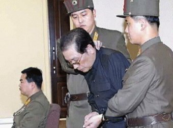 СМИ: Ким Чен Ын заживо скормил своего дядю стае голодных собак