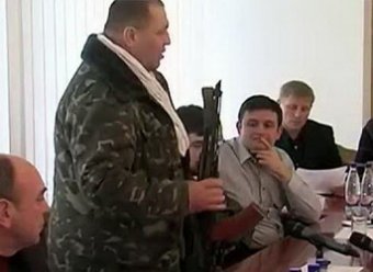 Радикал Музычко появился на заседании облсовета Ровно с автоматом "Калашникова" (ВИДЕО)