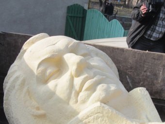 На Западе Украины снесли памятник Кутузову