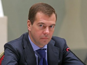 Медведев предложил сократить чиновников, а мигрантам хорошо говорить по-русски