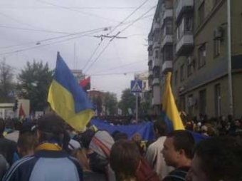 В Харькове футбольные фанаты напали на сторонников федерализации: 14 пострадавших (ВИДЕО)