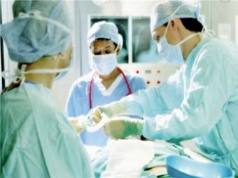 Словацкие врачи удалили с лица мужчины гигантскую опухоль
