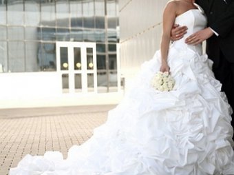 На бракосочетании американка привязала свою 2-хмесячную дочь к свадебному платью
