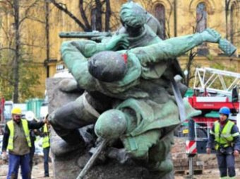В Польше снесли памятник бойцам Красной Армии, Москва ждет объяснений