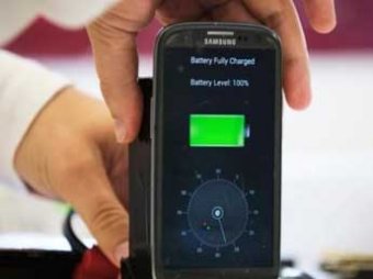 Стартап Абрамовича создал заряжающийся за 30 секунд аккумулятор для смартфона