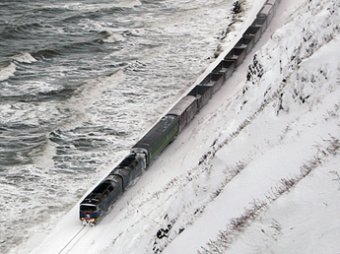 На Сахалине поезд сошел с рельсов и перевернулся: погиб машинист, 9 раненых