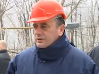 Министра энергетики Сербии чуть не убило сосулькой прямо во время интервью