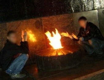 Тульские школьники жарили картошку на Вечном огне и сожгли венки