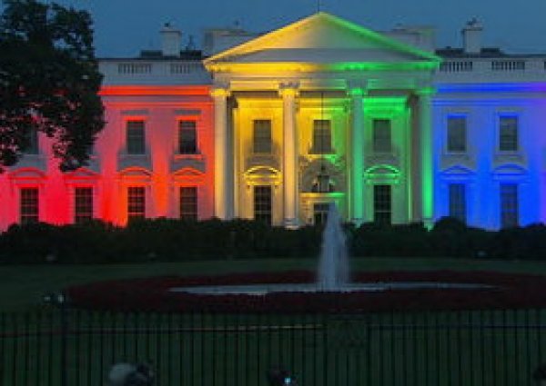 Белый дом в США осветили радугой в поддержку ЛГБТ