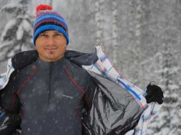 Российский фрирайдер впервые в мире прыгнул на лыжах в кратер действующего вулкана