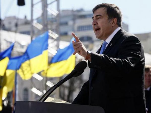 Саакашвили спел с выпускниками гимн Украины